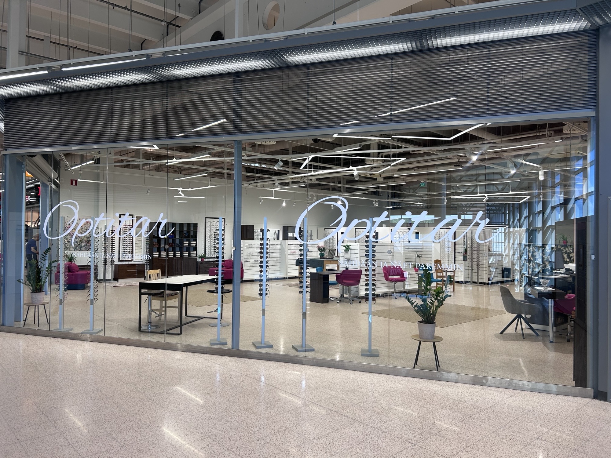 Optikkoliikkeen sisätilat